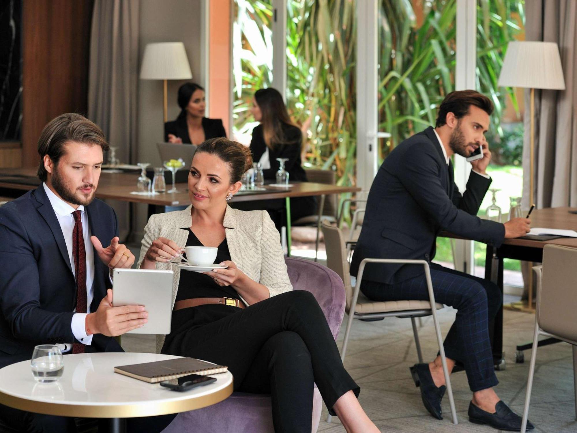فندق سوفيتيل مراكش لونج آند سبا المظهر الخارجي الصورة Businesspeople working in a hotel