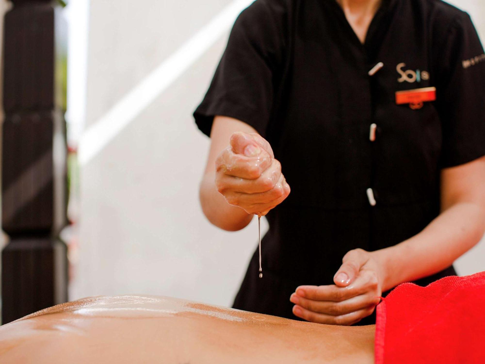 فندق سوفيتيل مراكش لونج آند سبا المظهر الخارجي الصورة Acupuncturist preparing to tap needle into skin