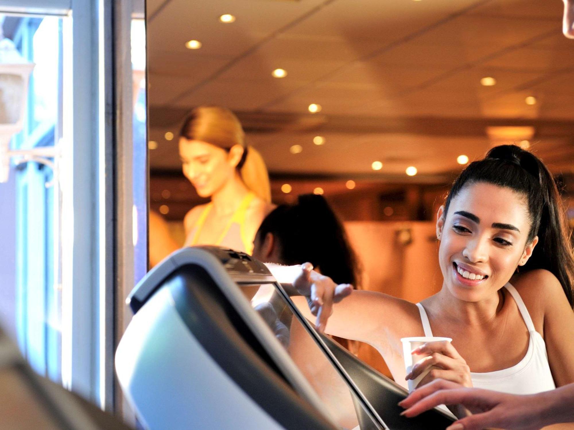 فندق سوفيتيل مراكش لونج آند سبا المظهر الخارجي الصورة A woman using a treadmill